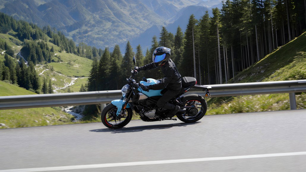 Morbidelli N125V 2026 – Marine Blue in dynamischer Schräglage auf Alpenpassstraße mit Bergpanorama