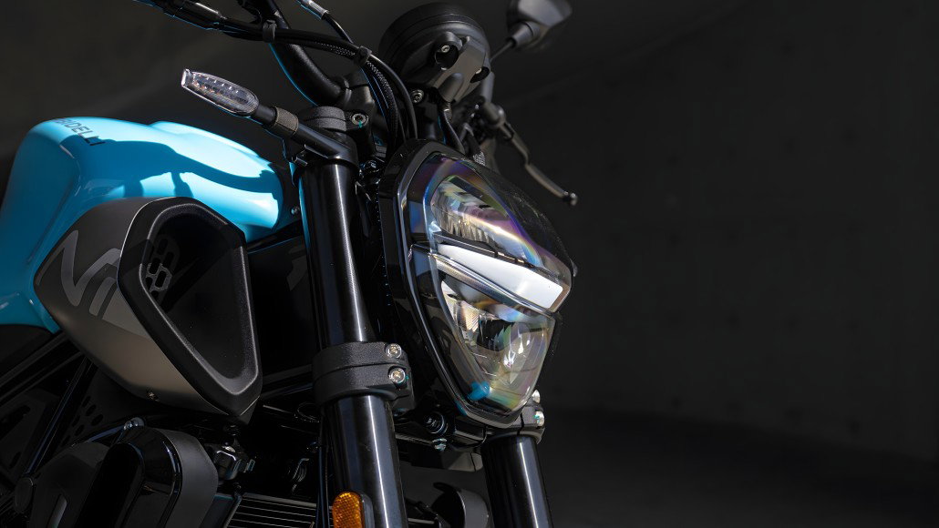 Morbidelli N125V 2026 – Detailansicht der Front mit Doppel-LED-Projektionsscheinwerfer, USD-Gabel von KYB und Marine-Blue-Tank