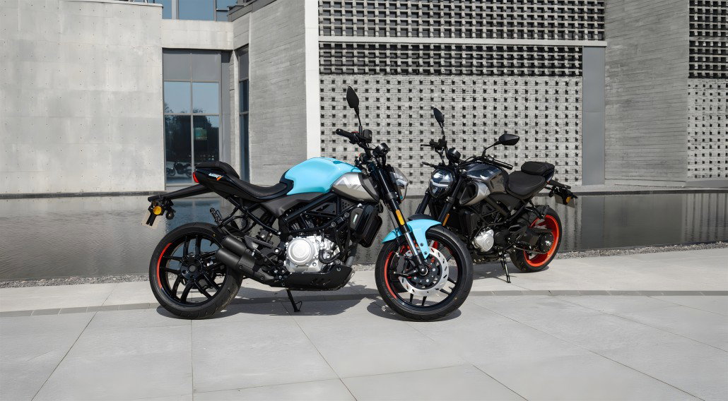 Morbidelli N125V 2026 – Seitenansicht zweier Naked Bikes in Marine Blue und Grau mit sichtbarem Stahlgitterrohrrahmen und seitlichem Doppelauspuff