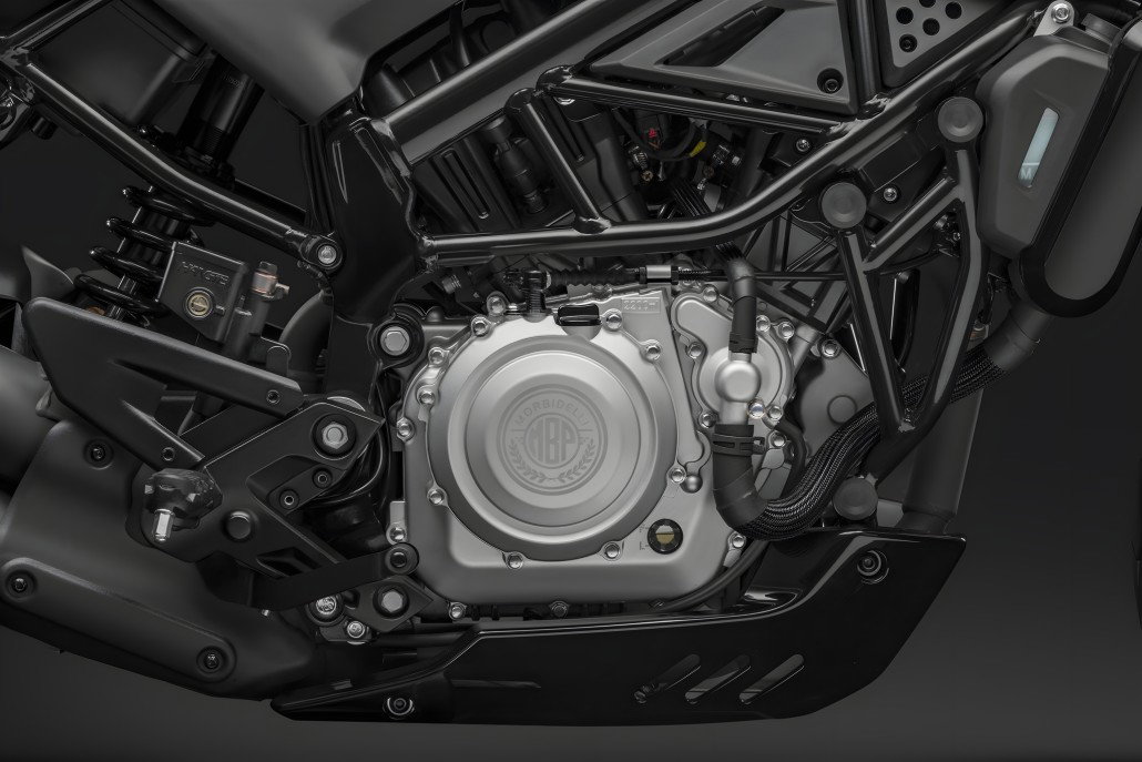 Morbidelli N125V 2026 – Detailaufnahme des wassergekühlten 124,9-ccm-V2-Motors mit Kupplungsdeckel im MBP-Design und Stahlgitterrohrrahmen