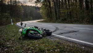 Grüne Kawasaki-Sportmaschine liegt nach Sturz am Rand einer kurvigen Waldstraße, Symbolbild zum Motorradunfall auf der L 3196 bei Steinau an der Straße