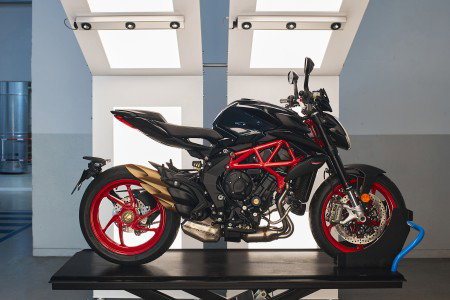 MV Agusta Brutale 800 Nero Carbonio 2026 – Seitenansicht von rechts in Nero Carbonio Metallic-Schwarz mit rotem Rosso Ago Gitterrohrrahmen, roten Felgen und goldener Einarmschwinge im Werk Varese