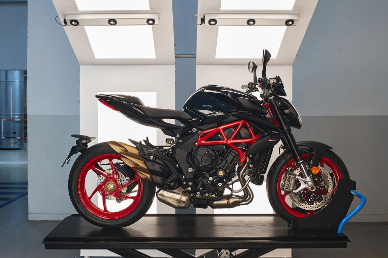MV Agusta Brutale 800 Nero Carbonio 2026 – Seitenansicht von rechts in Nero Carbonio Metallic-Schwarz mit rotem Rosso Ago Gitterrohrrahmen, roten Felgen und goldener Einarmschwinge im Werk Varese