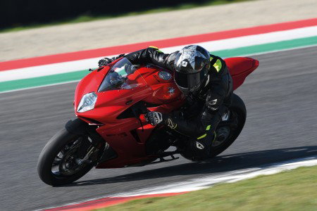 MV Agusta F3 R 2026 in Rosso in extremer Schräglage auf dem Mugello-Circuit mit Fahrer in schwarzer Lederkombi