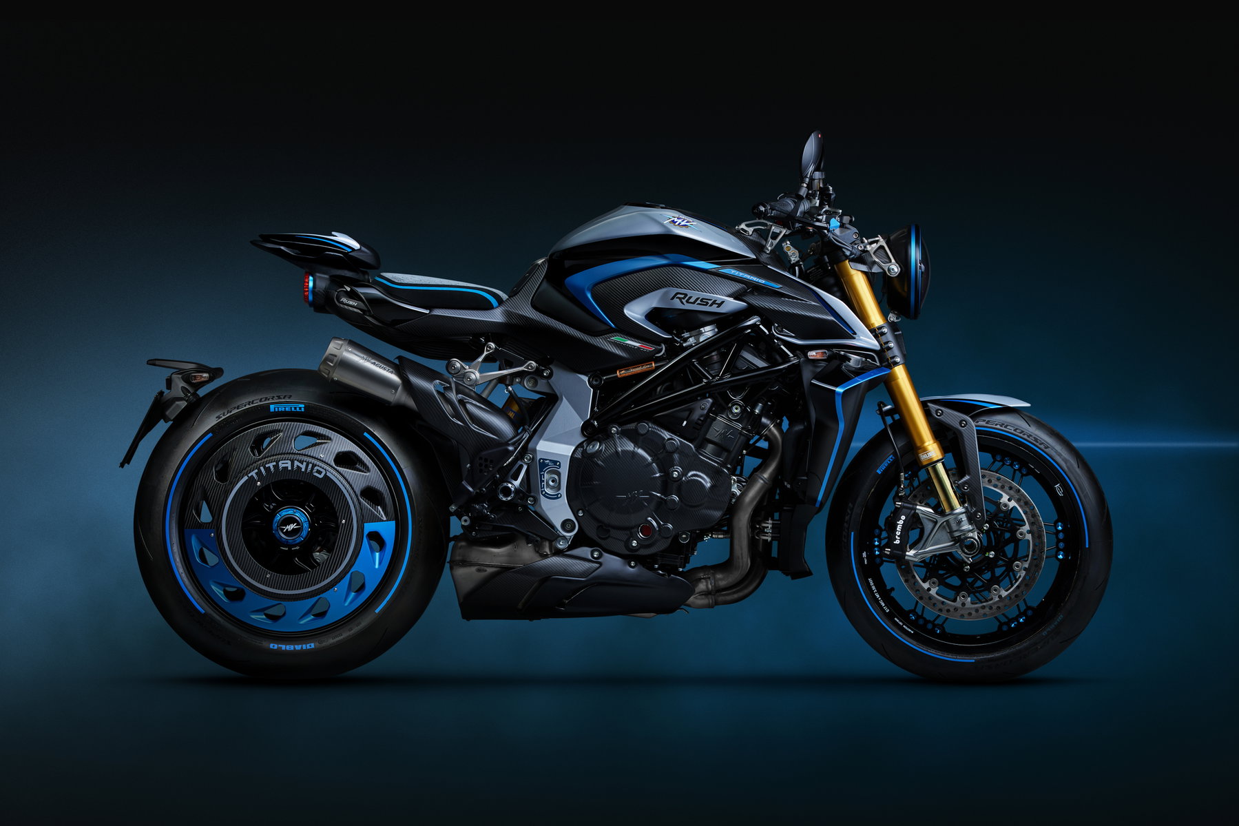 MV Agusta im Krisenverfahren: Was das für Ersatzteile und Garantie heißt 7 MV Agusta Rush Titanio – Seitenansicht rechts im Studio, silber-schwarze Lackierung mit blauen Akzenten, Öhlins-Gabel in Gold, blaue Hinterrad-Felge mit Carbon-Einsatz