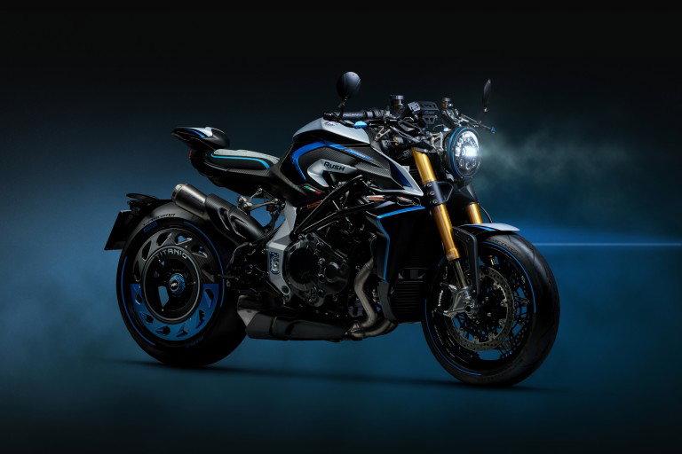 MV Agusta Rush Titanio – Dreiviertelansicht vorn rechts im Studio, runder LED-Scheinwerfer mit blauem Ring, Öhlins-Upside-Down-Gabel in Gold