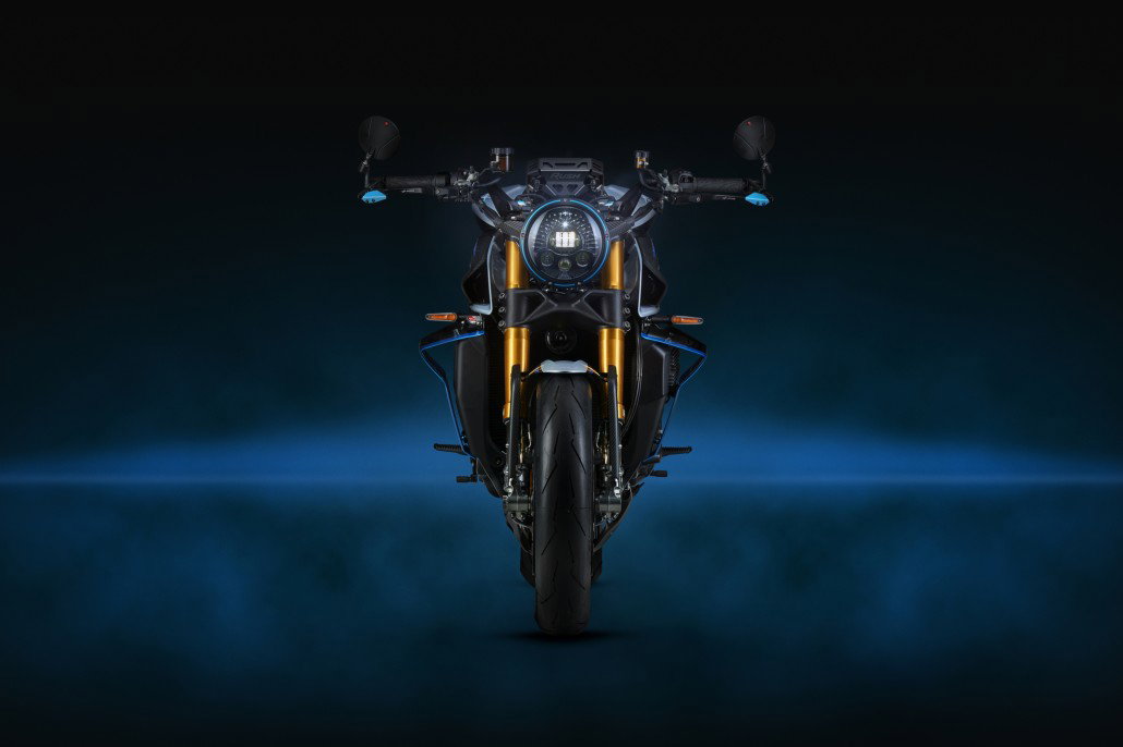 MV Agusta Rush Titanio 2026: Preis, Leistung, Ausstattung 2 MV Agusta Rush Titanio – Frontansicht im Studio, runder LED-Scheinwerfer mit blauem Leuchtring, goldene Öhlins-Gabel, schmale Silhouette