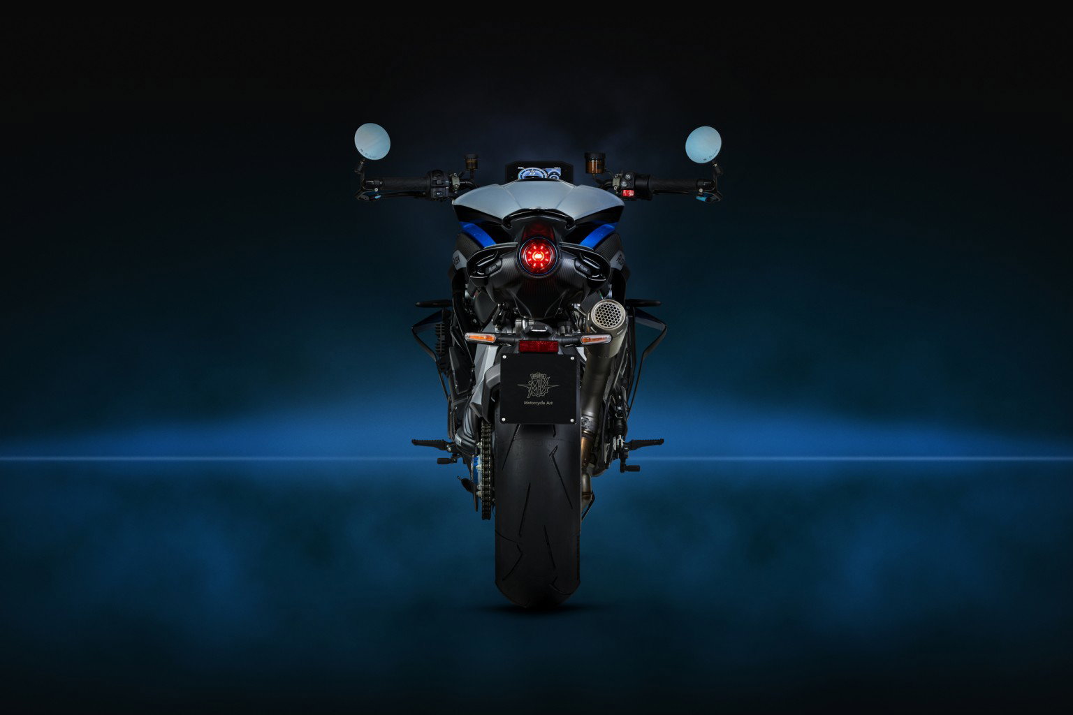 MV Agusta Rush Titanio – Heckansicht im Studio, rundes LED-Rücklicht, MV Agusta Motorcycle Art-Emblem am Kennzeichenhalter
