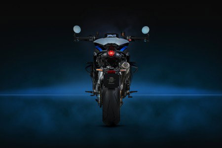 MV Agusta Rush Titanio – Heckansicht im Studio, rundes LED-Rücklicht, MV Agusta Motorcycle Art-Emblem am Kennzeichenhalter