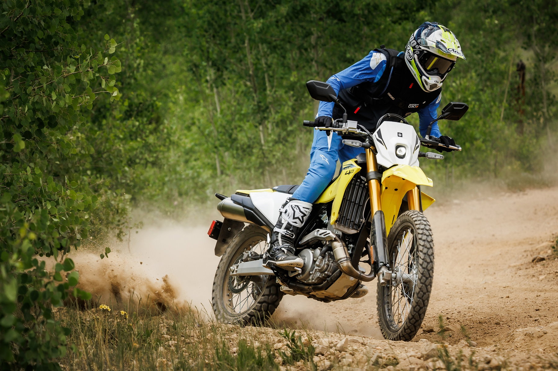Suzuki Deutschland senkt Preise und will Marktanteil verdreifachen 1 Suzuki DR-Z4S 2026 – Offroad-Action auf Schotterpiste mit aufwirbelndem Staub, Fahrer in blauer Enduro-Ausrüstung, gelb-weißes Farbschema mit Motocross-inspiriertem Design und KYB-Federelementen