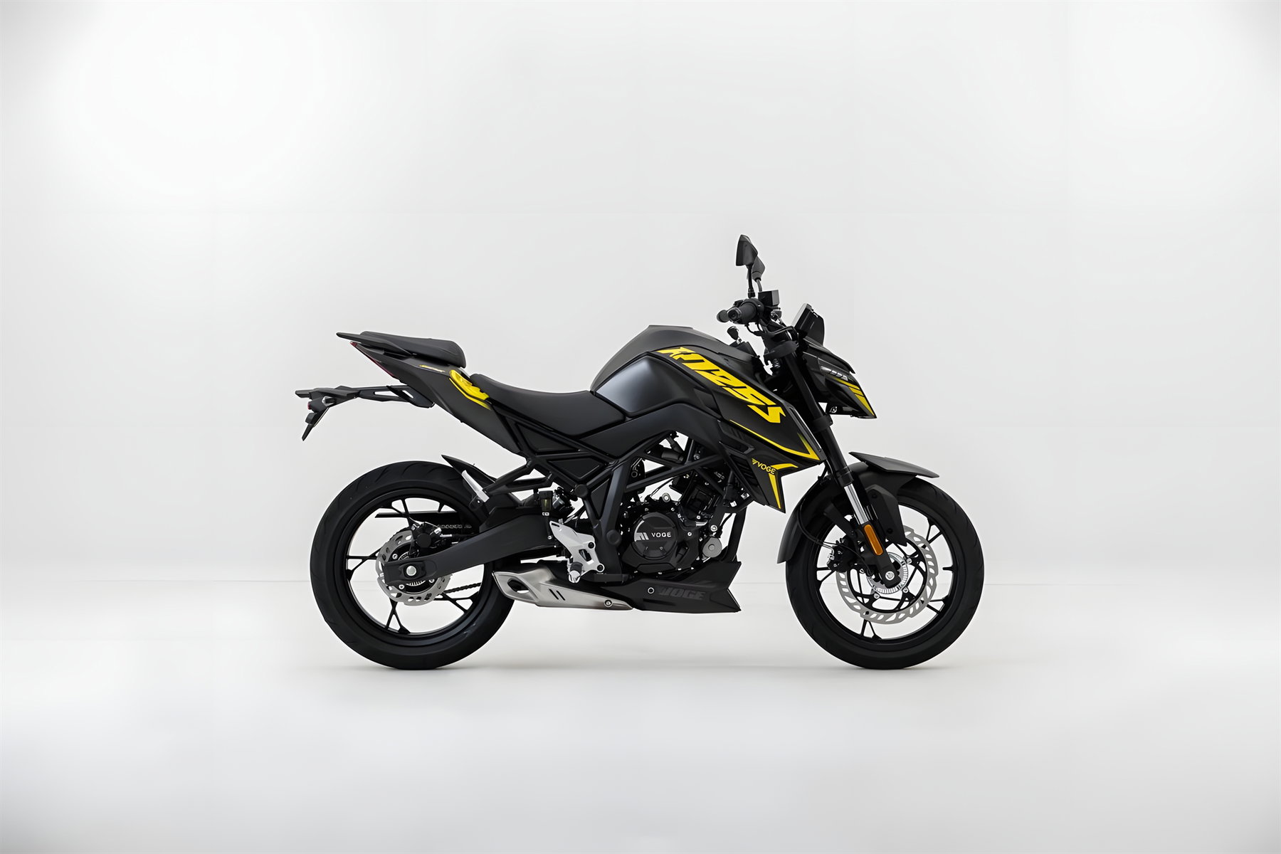 Voge R125S 2026 – Studiofoto komplette rechte Seitenansicht in Schwarz mit gelben R125S-Grafiken, Unterboden-Auspuff und Trellis-Rahmen