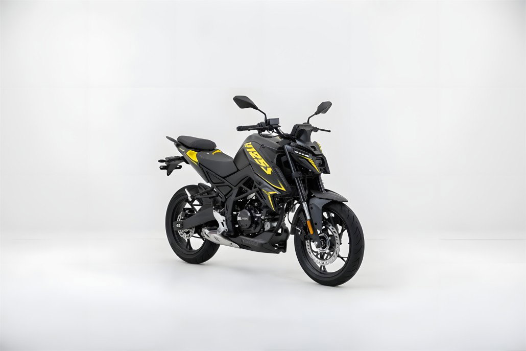 Voge R125S 2026 – Studiofoto Dreiviertelansicht vorne rechts in Schwarz mit gelben Akzenten, 300-mm-Bremsscheibe und Farb-LCD-Display