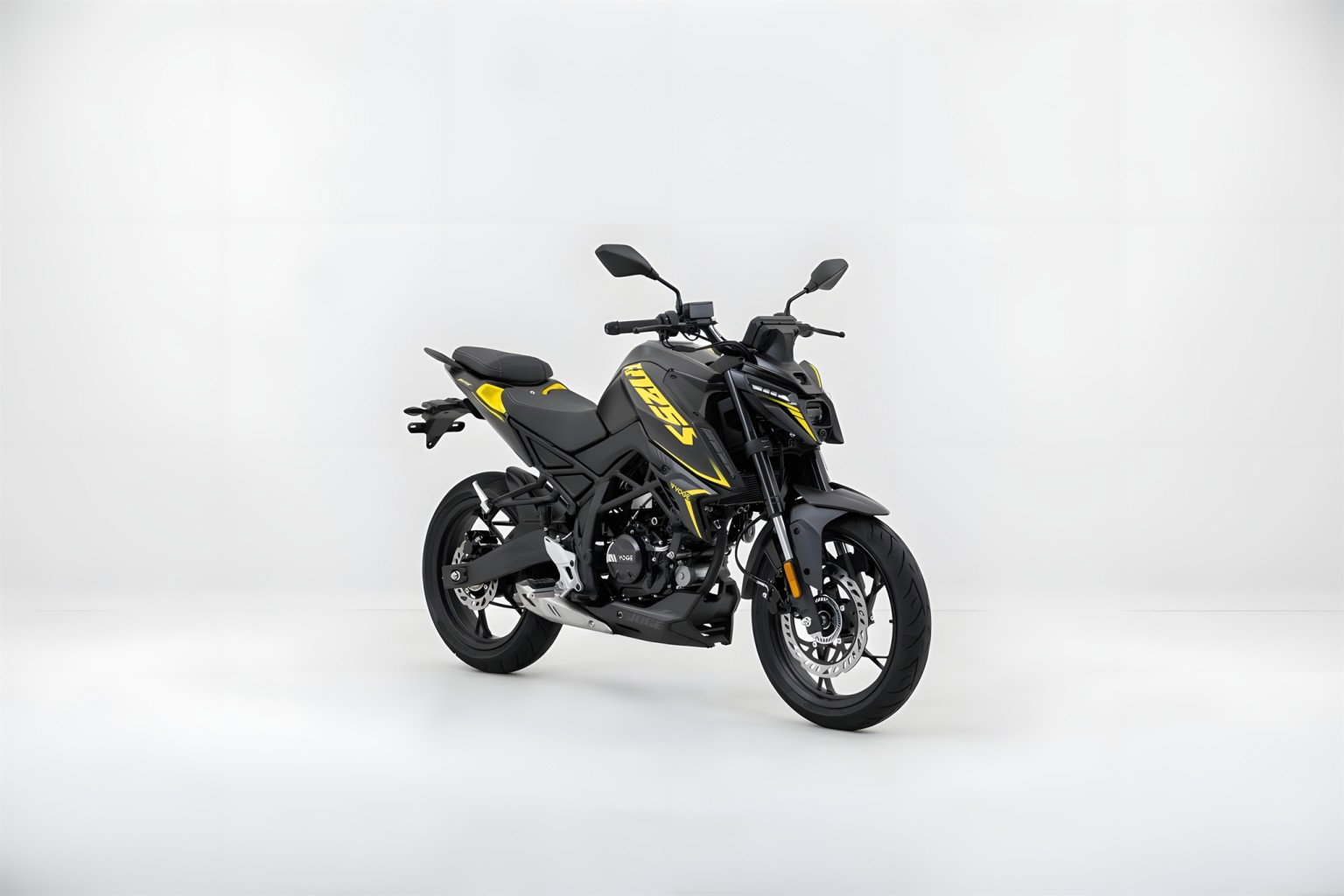 Voge R125S 2026 – Studiofoto Dreiviertelansicht vorne rechts in Schwarz mit gelben Akzenten, 300-mm-Bremsscheibe und Farb-LCD-Display