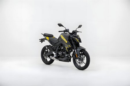 Voge R125S 2026 – Studiofoto Dreiviertelansicht vorne rechts in Schwarz mit gelben Akzenten, 300-mm-Bremsscheibe und Farb-LCD-Display