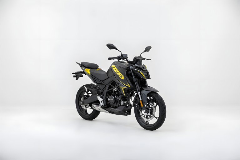 Voge R125S 2026 – Studiofoto Dreiviertelansicht vorne rechts in Schwarz mit gelben Akzenten, 300-mm-Bremsscheibe und Farb-LCD-Display