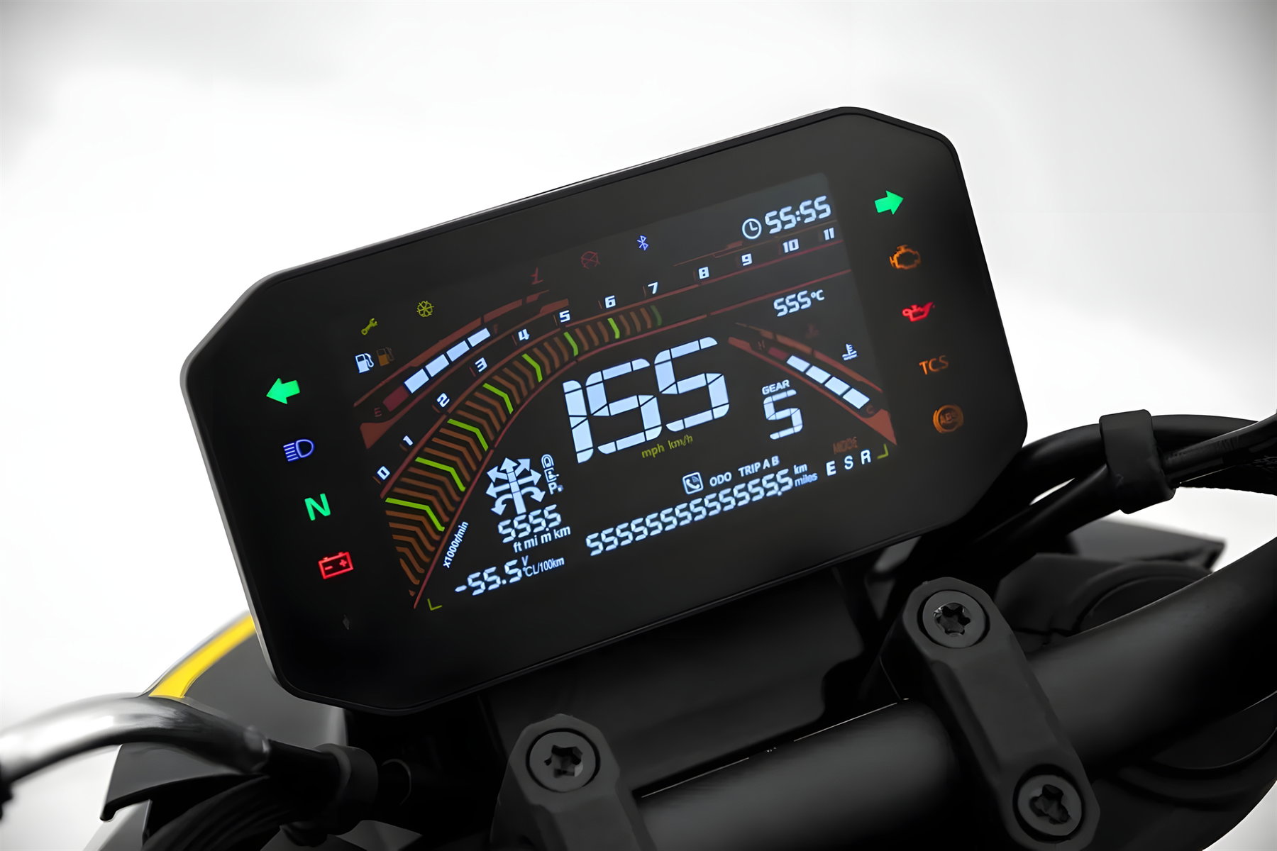 Voge R125S 2026 – Farb-LCD-Display Nahaufnahme mit negativer Darstellung, Drehzahlmesser, Geschwindigkeitsanzeige, Ganganzeige, TCS-Symbol und Bluetooth-Icon