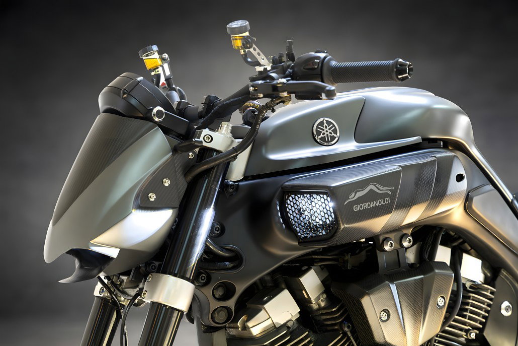 Yamaha MT-01 ORCO – tank detail with Giordano Loi logo, Yamaha emblem, curved carbon fiber tank cover with honeycomb air intake, matte grey metallic