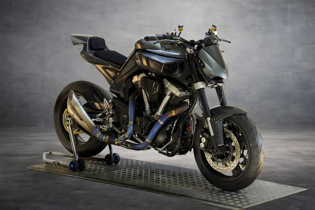 Yamaha MT-01 ORCO – three-quarter front right view on metal grid in studio, dark carbon fiber bodywork with sculptural design