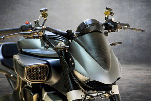 Yamaha MT-01 ORCO – Frontpartie von schräg oben mit Karbonfaser-Cowl, Wabengitter-Lufteinlass, Stummellenker und Bremsbehältern