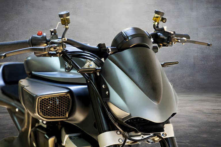 Yamaha MT-01 ORCO – Frontpartie von schräg oben mit Karbonfaser-Cowl, Wabengitter-Lufteinlass, Stummellenker und Bremsbehältern