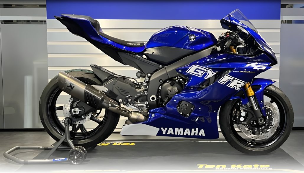 Yamaha R6 Crossplane Ten Kate – Seitenansicht links in blauer GYTR-Rennlackierung im Ten Kate Showroom