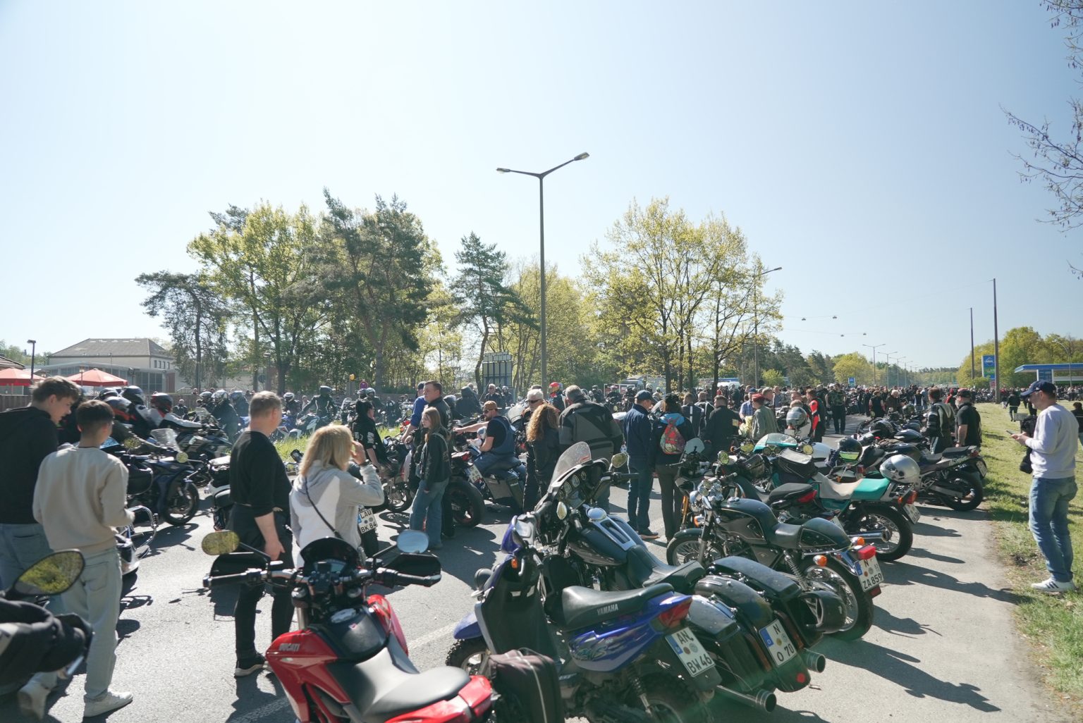 Motorrad-Korso 1. Mai 2026 Nürnberg – Panorama des Sammelplatzes mit hunderten geparkten Motorrädern und Besuchern bei klarem Himmel