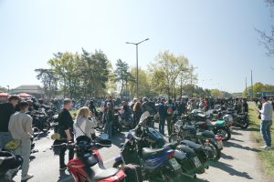 Motorrad-Korso 1. Mai 2026 Nürnberg – Panorama des Sammelplatzes mit hunderten geparkten Motorrädern und Besuchern bei klarem Himmel