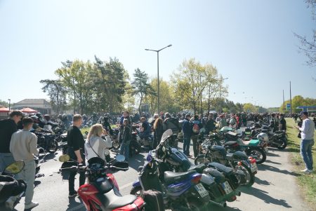 Motorrad-Korso 1. Mai 2026 Nürnberg – Panorama des Sammelplatzes mit hunderten geparkten Motorrädern und Besuchern bei klarem Himmel