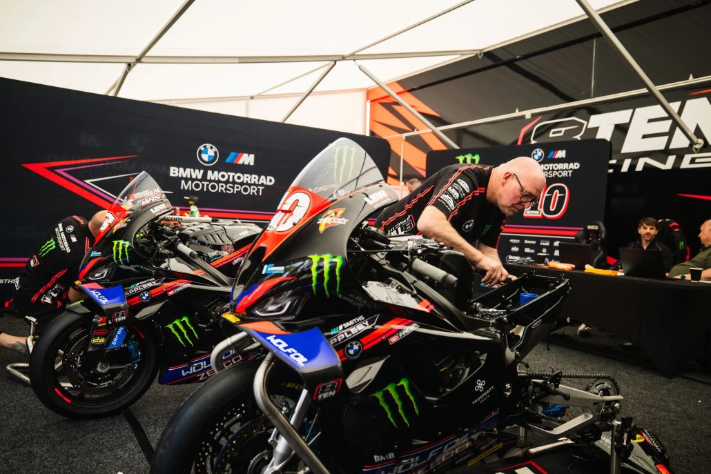 BMW M 1000 RR Nr. 10 im BMW Motorrad Motorsport Paddock neben TEN Racing – Isle of Man TT 2026