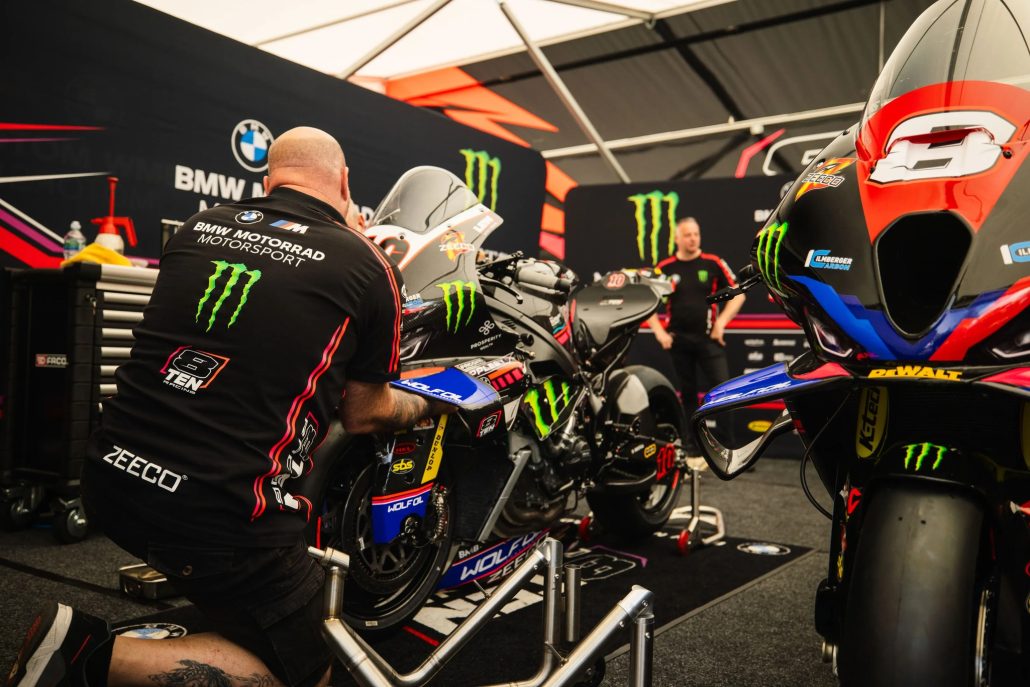 BMW fehlt ein Sportmodell: Was Sven Blusch jetzt andeutet 5 BMW Motorrad Motorsport Mechaniker arbeiten an BMW M 1000 RR Nr. 3 im Paddock – Isle of Man TT 2026