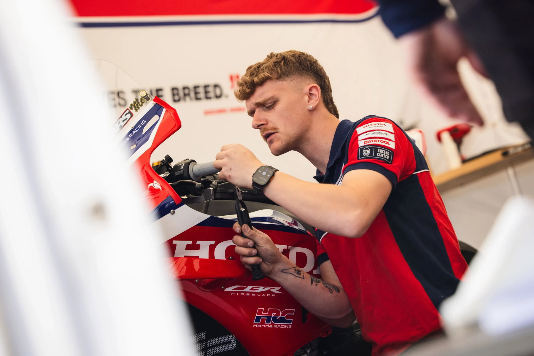Macau GP 2026: ESR champion Matthys takes on the Guia Circuit 2 Honda Racing HRC Mechaniker arbeitet an der Honda CBR Fireblade im Paddock – Isle of Man TT 2026