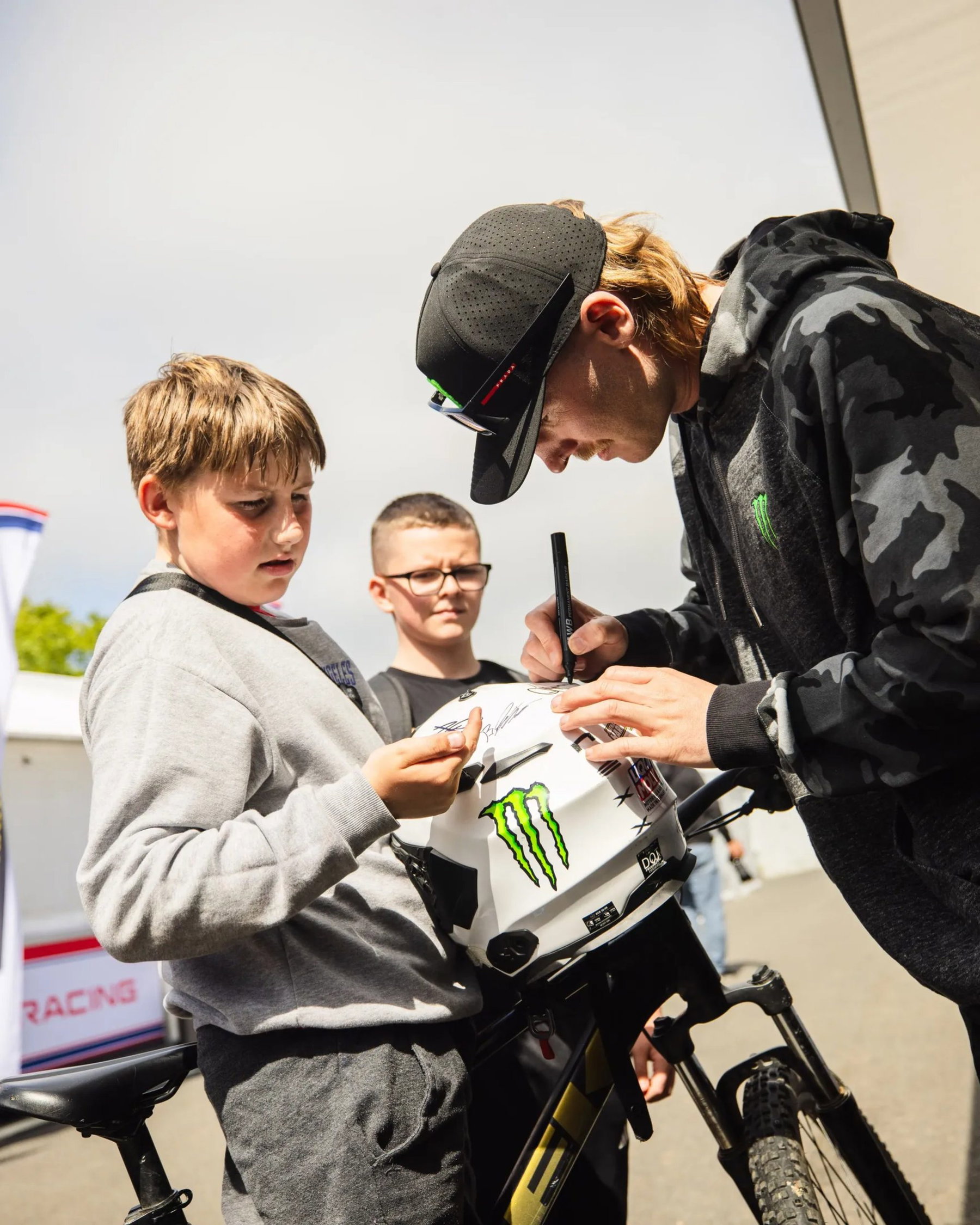 Isle of Man TT 2026: Schwerer Zwischenfall bei Parliament Square stoppt den ersten Trainingstag 6 Fahrer gibt Autogramme an junge Fans im Paddock – Isle of Man TT 2026