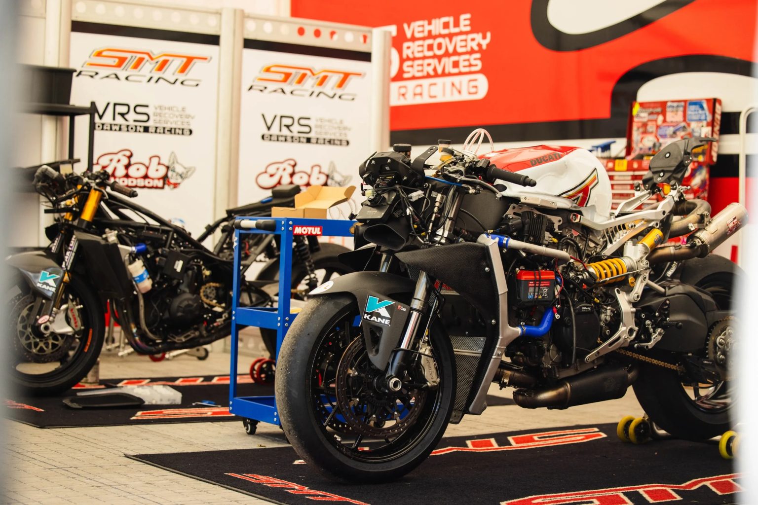 Isle of Man TT 2026: Schwerer Zwischenfall bei Parliament Square stoppt den ersten Trainingstag SMT Racing und VRS Dawson Racing Paddock mit mehreren Rennmaschinen – Isle of Man TT 2026