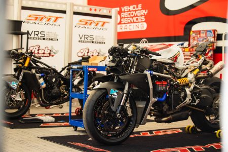 SMT Racing und VRS Dawson Racing Paddock mit mehreren Rennmaschinen – Isle of Man TT 2026