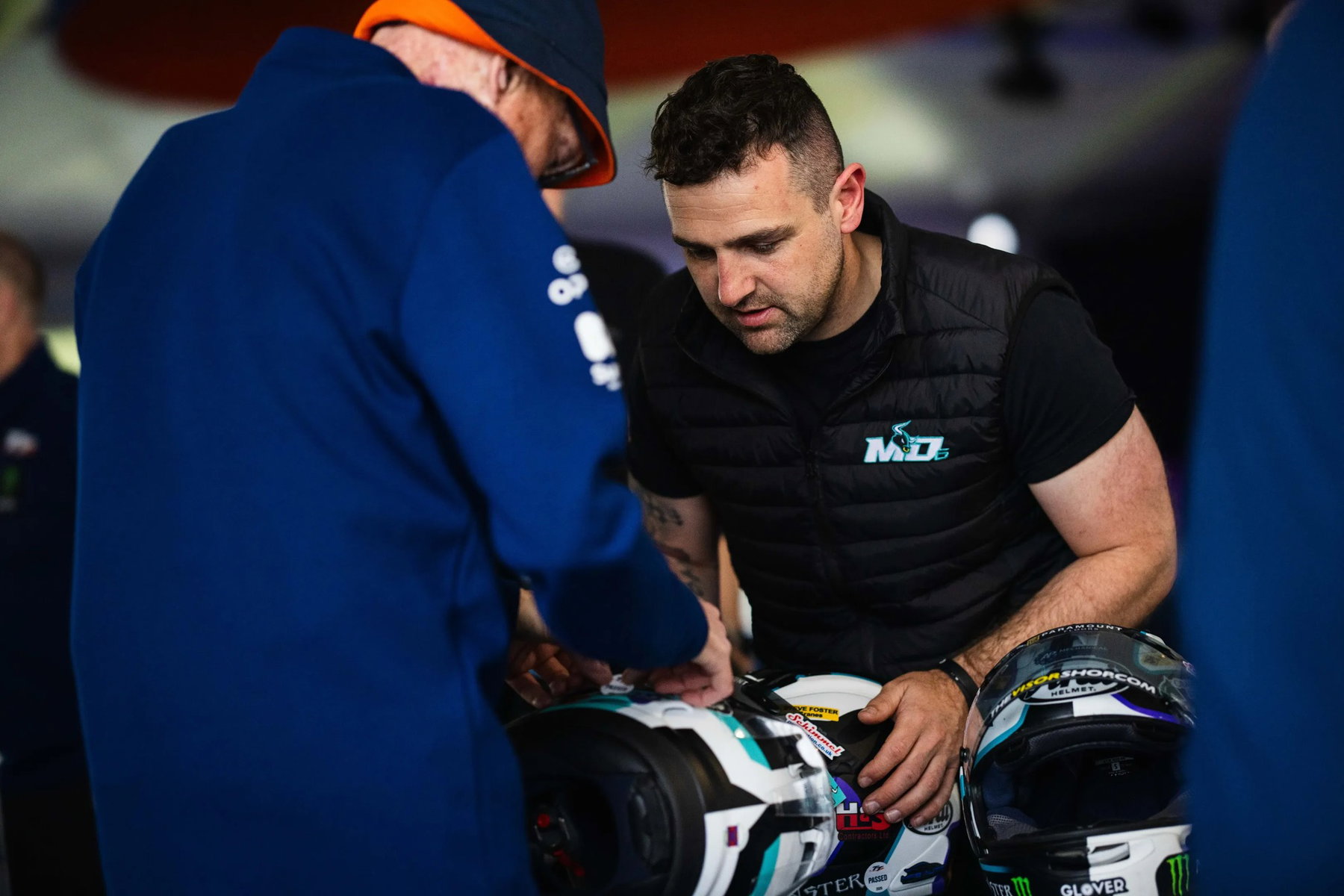 Isle of Man TT 2026: Schwerer Zwischenfall bei Parliament Square stoppt den ersten Trainingstag 4 Michael Dunlop im MD Racing Outfit bei der Ausruestungskontrolle – Isle of Man TT 2026 Scrutineering