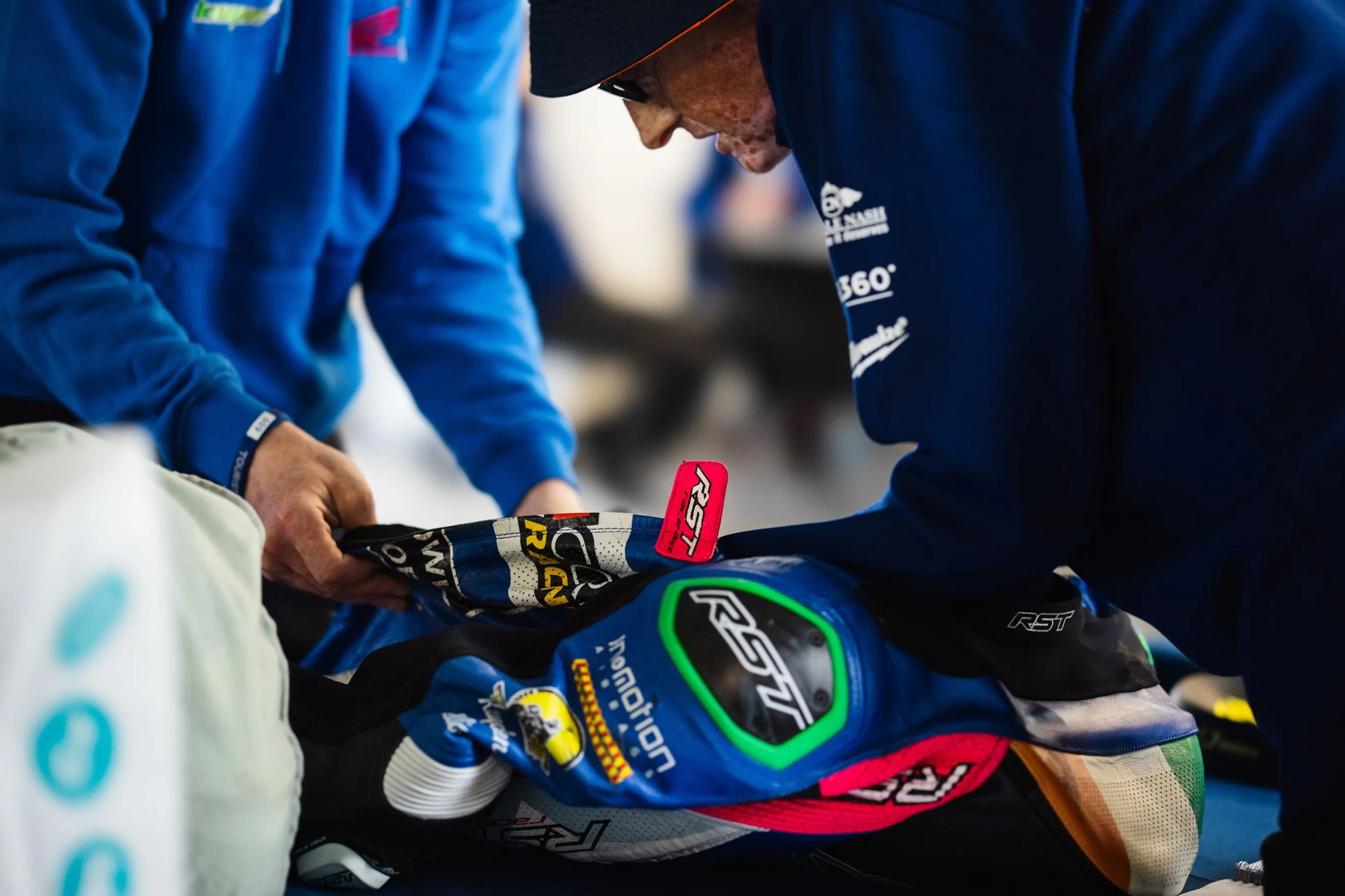 Isle of Man TT 2026: Schwerer Zwischenfall bei Parliament Square stoppt den ersten Trainingstag 3 RST Rennlederkombi bei der offiziellen Ausruestungskontrolle – Isle of Man TT 2026 Scrutineering