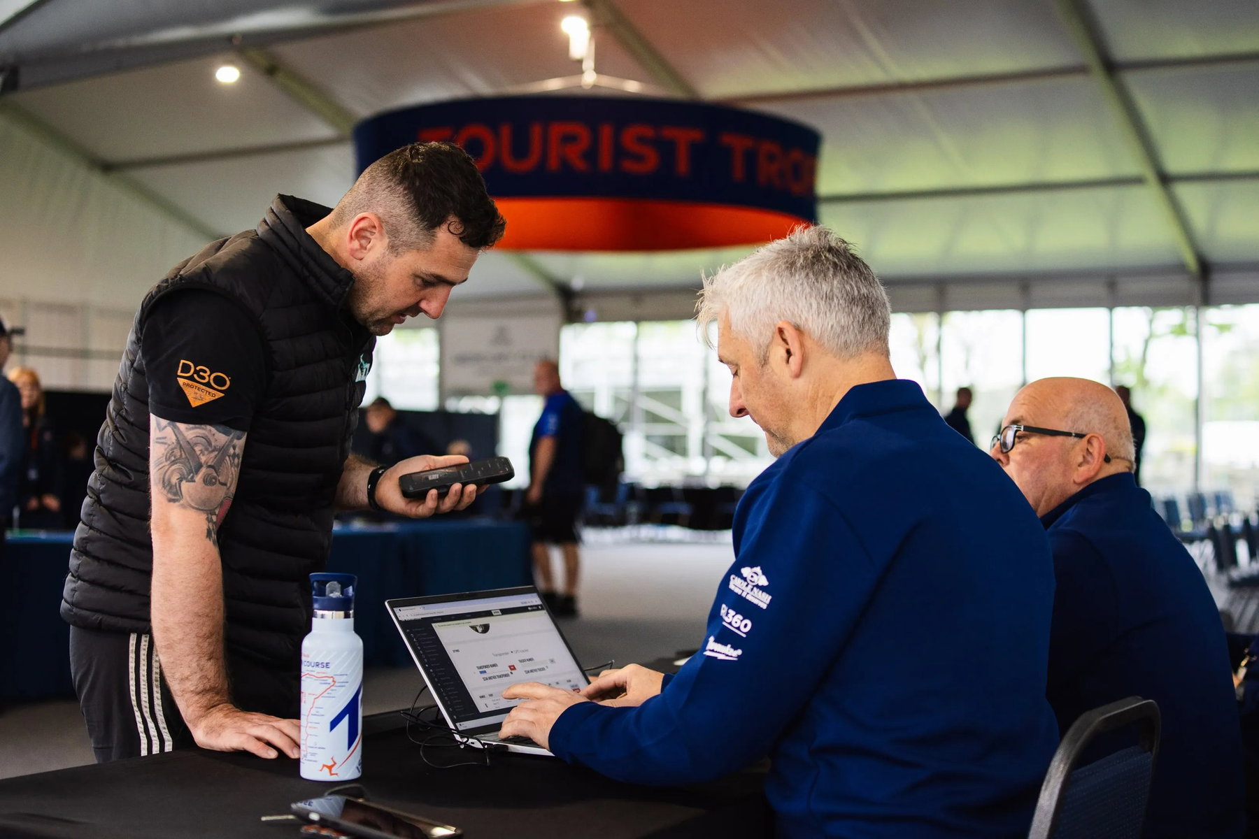 Isle of Man TT 2026: Schwerer Zwischenfall bei Parliament Square stoppt den ersten Trainingstag 1 Fahrer bei der Registrierung im Tourist Trophy Zelt – Isle of Man TT 2026 Scrutineering