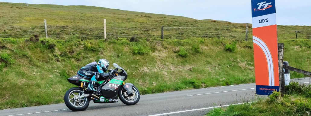 Michael Dunlop mit Startnummer 6 auf dem Mountain Course – Isle of Man TT 2025 Training