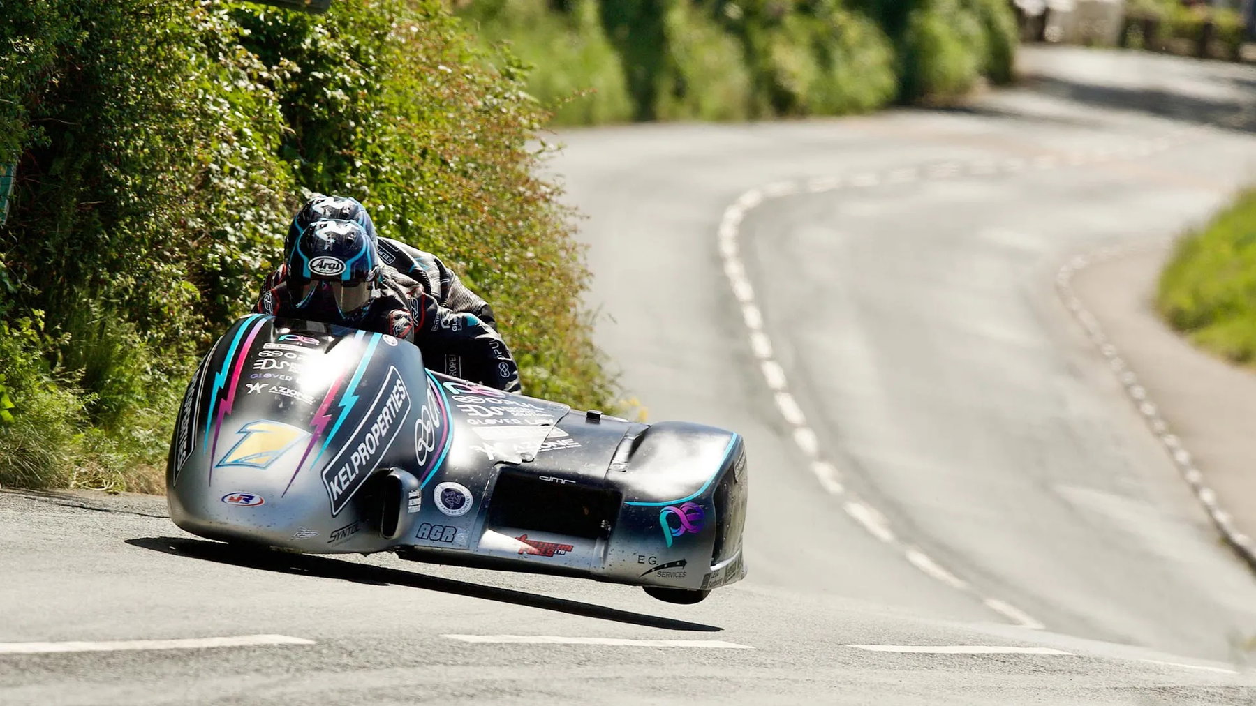 TT 2026: Schwantz-Hommage, Seitenwagen-Dominanz und ein prominenter Rückzug 4 Crowe-Brüder beim Seitenwagen-Training für die Isle of Man TT 2025