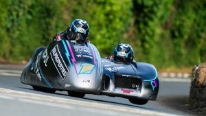 Crowe Sidecar-Team mit Startnummer 1 auf dem Mountain Course – Isle of Man TT 2025 Training Sidecar