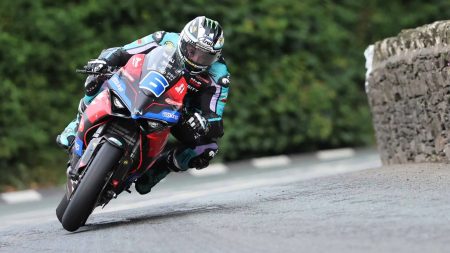 Michael Dunlop in Schräglage auf der Supersport-Maschine am Mountain Course – Isle of Man TT 2025 Training Supersport