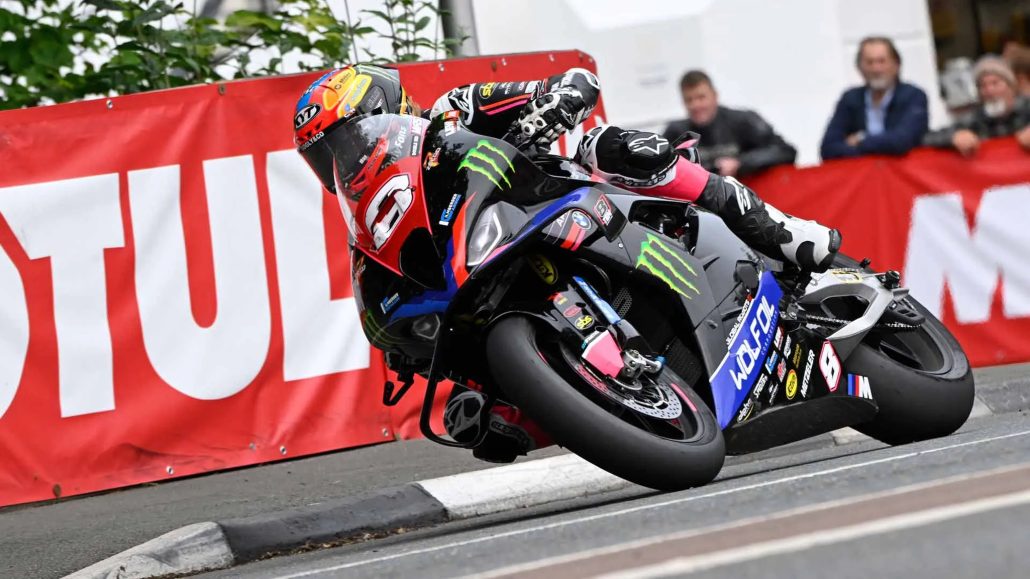 Davey Todd auf Wolf-Racing-BMW in Schräglage vor Motul-Banner und Zuschauern – Isle of Man TT 2025 Training Superstock
