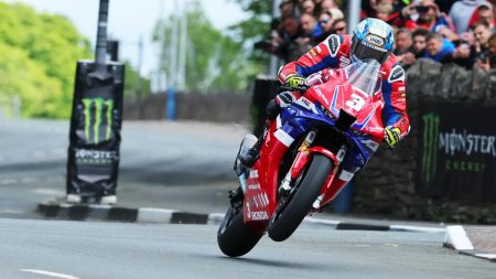 Isle of Man TT 2026: Polizei startet Sicherheitskampagne nach 32 Unfällen im Vorjahr Dean Harrison mit Startnummer 3 auf der Honda in Frontansicht vor Zuschauern und Monster-Energy-Banner – Isle of Man TT 2025 Training Superstock