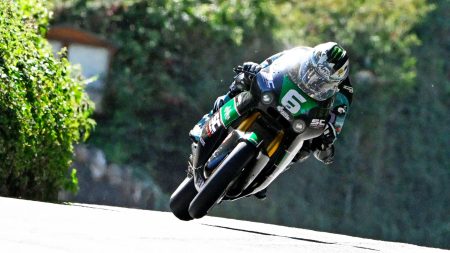 Michael Dunlop mit Startnummer 6 auf der SC-Project-Supertwin airborne ueber Kuppe – Isle of Man TT 2025 Training Supertwin