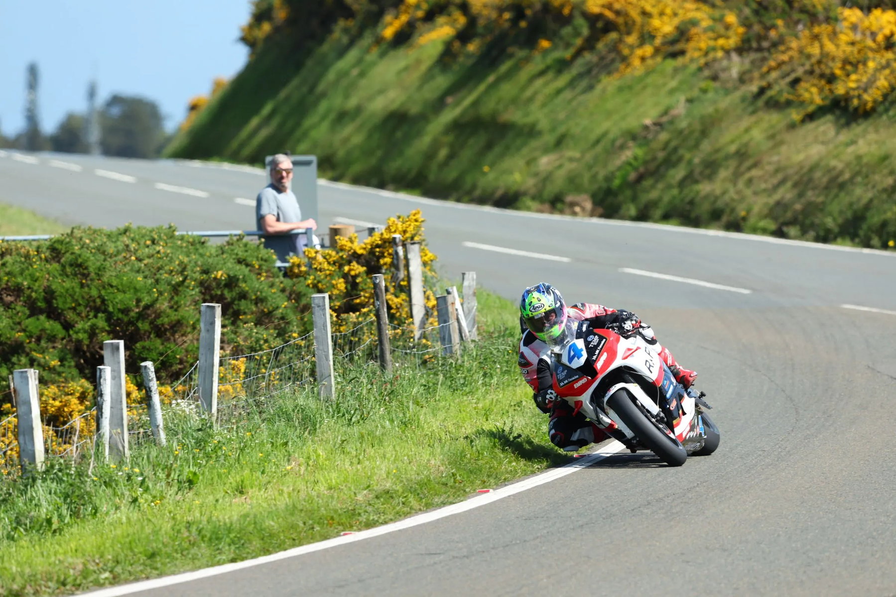 Isle of Man TT 2026: Dunlop Surprises with Honda Instead of Ducati at Practice Opener 2 Isle of Man TT 2026 Training: Honda in der Kurve vor Zuschauern