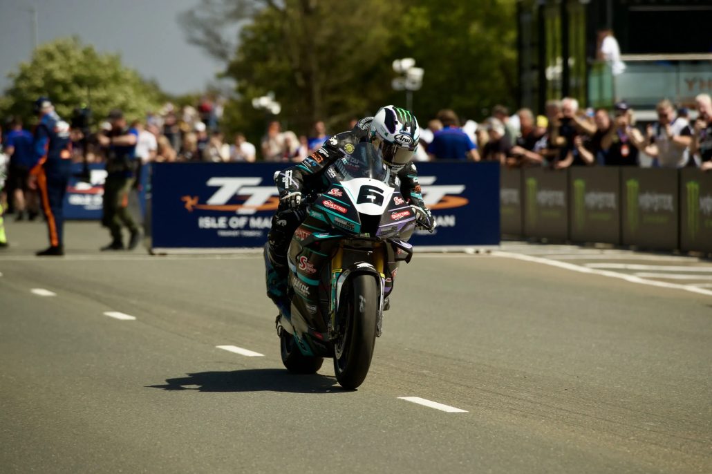 Isle of Man TT 2026: Dunlop überrascht mit Honda statt Ducati beim Trainingsauftakt Michael Dunlop Nummer 6 auf dunklem Superbike mit Monster Energy Branding am Start mit Zuschauern – Isle of Man TT 2026 Free Practice