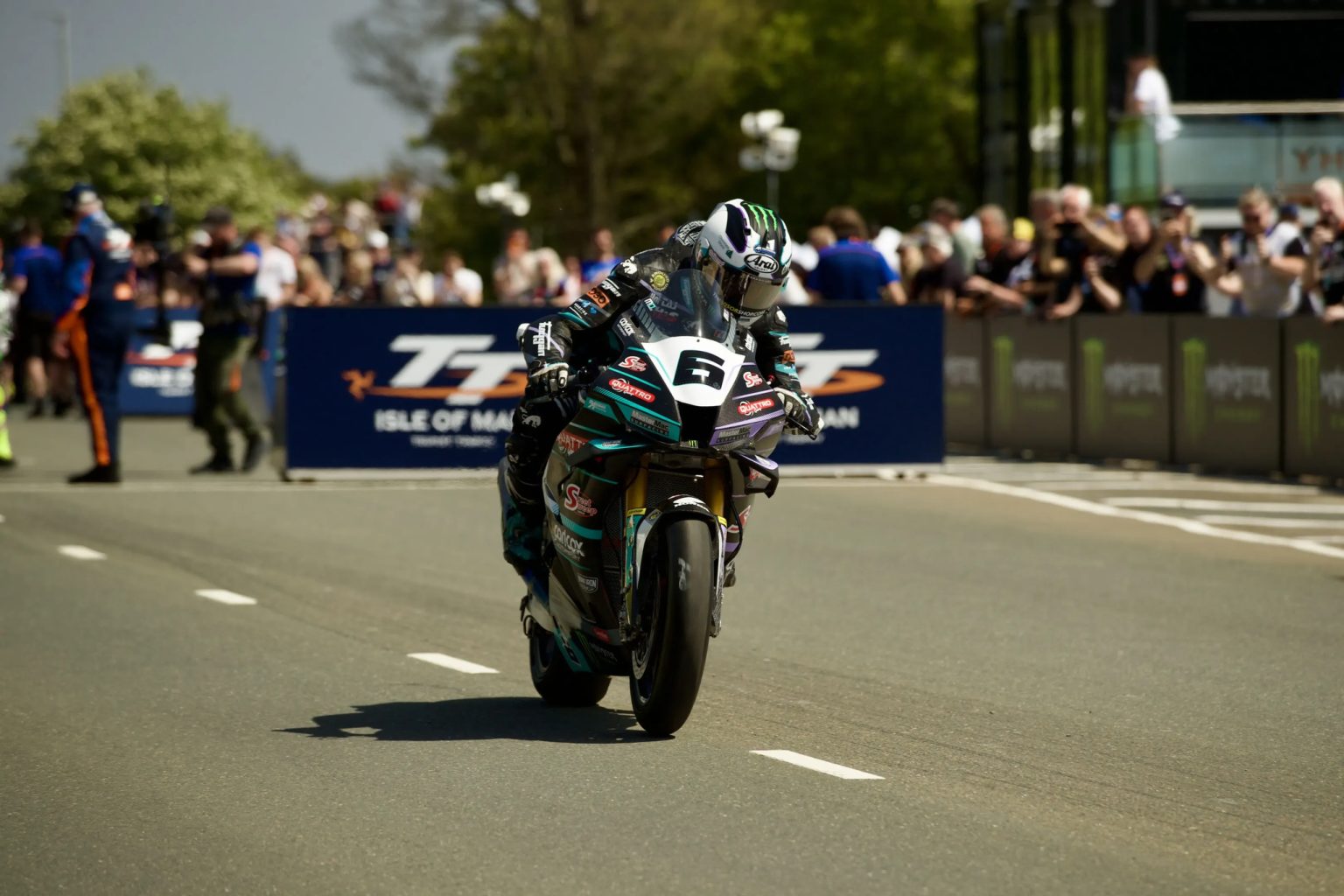 Isle of Man TT 2026: Dunlop Surprises with Honda Instead of Ducati at Practice Opener Michael Dunlop Nummer 6 auf dunklem Superbike mit Monster Energy Branding am Start mit Zuschauern – Isle of Man TT 2026 Free Practice