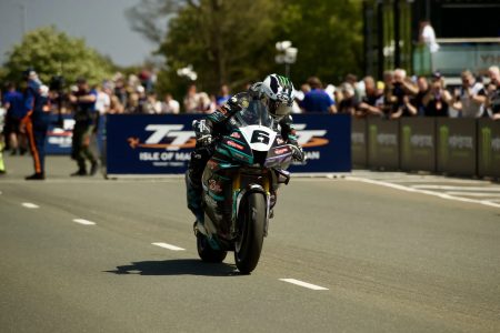 Michael Dunlop Nummer 6 auf dunklem Superbike mit Monster Energy Branding am Start mit Zuschauern – Isle of Man TT 2026 Free Practice