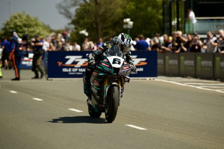 Michael Dunlop Nummer 6 auf dunklem Superbike mit Monster Energy Branding am Start mit Zuschauern – Isle of Man TT 2026 Free Practice