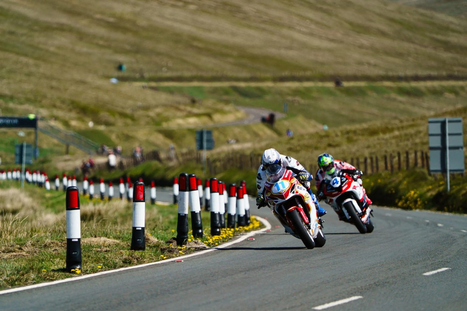 TT 2026: Harrison Dominates First Qualifying, Dunlop Struggles with Honda Startnummer 11 in weiss-roter Lackierung fuehrt vor Nummer 4 auf dem Mountain Course – Isle of Man TT 2026 Free Practice